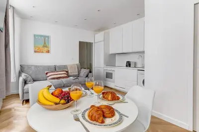 Cuisine ou kitchenette dans l'établissement BnBNova - 1BR - Eiffel Tower & Champ de Mars