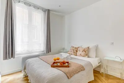 Un ou plusieurs lits dans un hébergement de l'établissement BnBNova - 1BR - Eiffel Tower & Champ de Mars