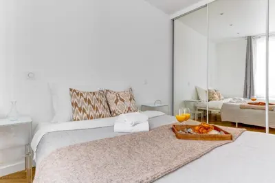 Un ou plusieurs lits dans un hébergement de l'établissement BnBNova - 1BR - Eiffel Tower & Champ de Mars