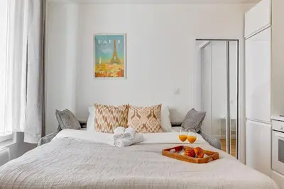 Un ou plusieurs lits dans un hébergement de l'établissement BnBNova - 1BR - Eiffel Tower & Champ de Mars