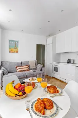 Cuisine ou kitchenette dans l'établissement BnBNova - 1BR - Eiffel Tower & Champ de Mars