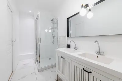 Salle de bains dans l'établissement Confortable appartement equipe Sacre coeur - 4P