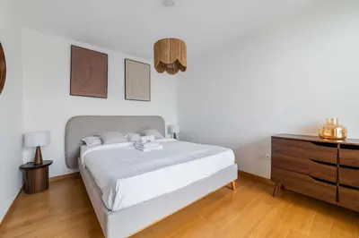 Un ou plusieurs lits dans un hébergement de l'établissement Appartement lumineux avec terrasse Courbevoie - 4P