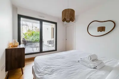 Un ou plusieurs lits dans un hébergement de l'établissement Appartement lumineux avec terrasse Courbevoie - 4P