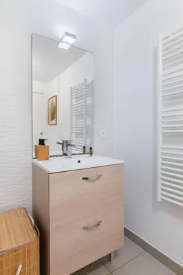Salle de bains dans l'établissement Appartement lumineux avec terrasse Courbevoie - 4P