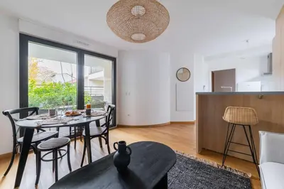 Plan de l'établissement Appartement lumineux avec terrasse Courbevoie - 4P