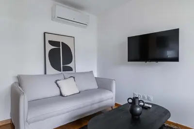 Télévision ou salle de divertissement dans l'établissement Appartement lumineux avec terrasse Courbevoie - 4P