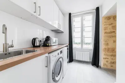 Cuisine ou kitchenette dans l'établissement 2 pieces renovee a neuf Paris 5 - 4P