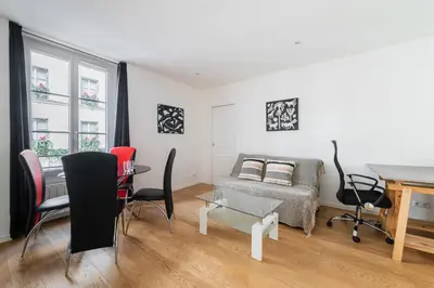 Coin salon dans l'établissement 2 pieces renovee a neuf Paris 5 - 4P