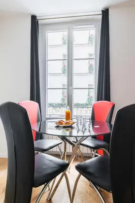 Coin salon dans l'établissement 2 pieces renovee a neuf Paris 5 - 4P