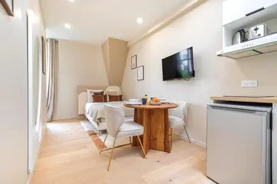 Cuisine ou kitchenette dans l'établissement Charming air-conditioned studio