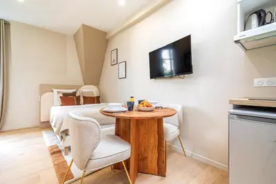 Cuisine ou kitchenette dans l'établissement Charming air-conditioned studio