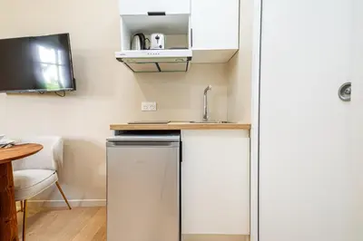Cuisine ou kitchenette dans l'établissement Charming air-conditioned studio
