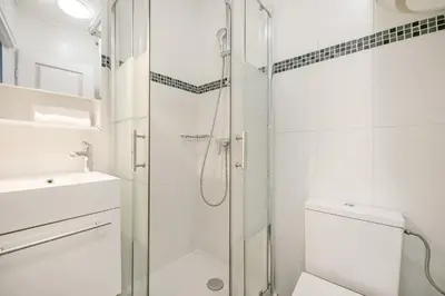 Salle de bains dans l'établissement Le Cloud - Paris Centre - Métro 5 - Wifi - 2 prs