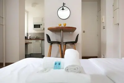 Un ou plusieurs lits dans un hébergement de l'établissement 302 sejournez dans un studio de charme paris 5