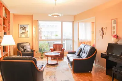 Coin salon dans l'établissement Bright apartment near Nation ideal stay
