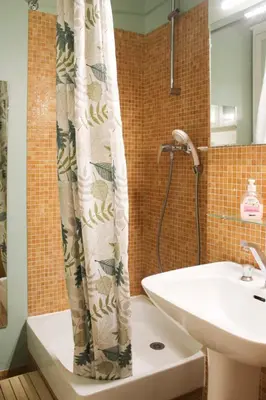 Salle de bains dans l'établissement Bright apartment near Nation ideal stay