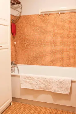 Salle de bains dans l'établissement Bright apartment near Nation ideal stay