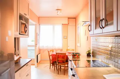 Cuisine ou kitchenette dans l'établissement Bright apartment near Nation ideal stay