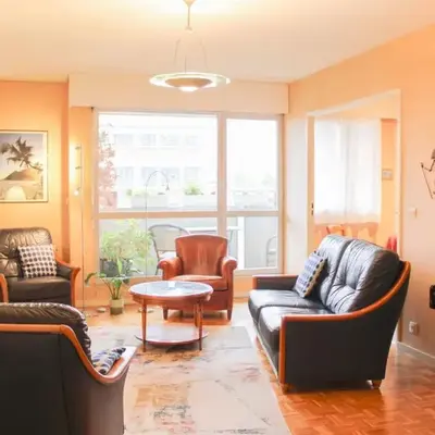 Bright apartment near Nation ideal stay