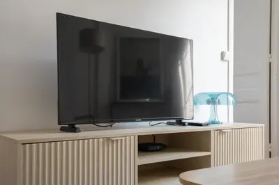 Télévision ou salle de divertissement dans l'établissement Appartement voltaire refait a neuf - 2P paris 11