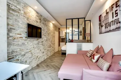 Télévision ou salle de divertissement dans l'établissement Appartement Cosy Rue de la Chaussee d'Antin - 4P
