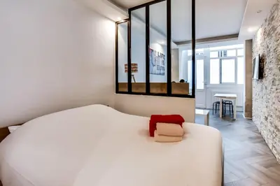 Un ou plusieurs lits dans un hébergement de l'établissement Appartement Cosy Rue de la Chaussee d'Antin - 4P