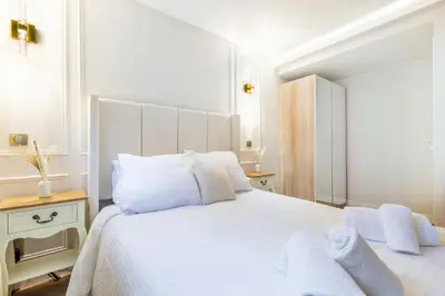Un ou plusieurs lits dans un hébergement de l'établissement Sublime 3 chambres a Montmartre avec Clim et Jacuzzi