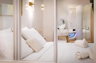 Un ou plusieurs lits dans un hébergement de l'établissement Sublime 3 chambres a Montmartre avec Clim et Jacuzzi
