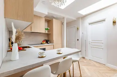 Cuisine ou kitchenette dans l'établissement Magnifique 3 chambres 3 SDE avec Clim et Jacuzzi