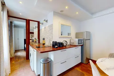Cuisine ou kitchenette dans l'établissement Avenue Montaigne - Prime Location
