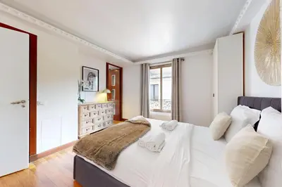Un ou plusieurs lits dans un hébergement de l'établissement Avenue Montaigne - Prime Location