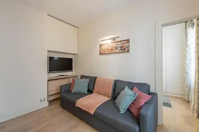 Télévision ou salle de divertissement dans l'établissement Elegant Parisian Stay - Steps to Opéra, Lafayette & Dining