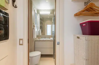 Salle de bains dans l'établissement Elegant Parisian Stay - Steps to Opéra, Lafayette & Dining