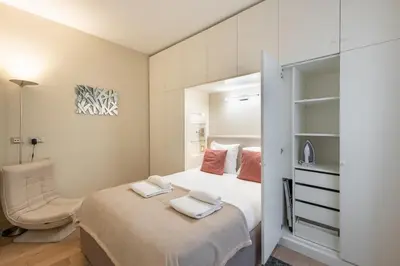 Un ou plusieurs lits dans un hébergement de l'établissement Elegant Parisian Stay - Steps to Opéra, Lafayette & Dining