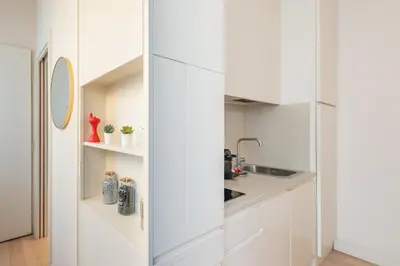 Cuisine ou kitchenette dans l'établissement Elegant Parisian Stay - Steps to Opéra, Lafayette & Dining
