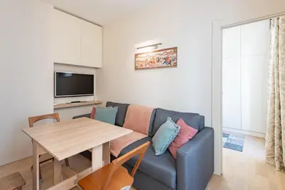 Télévision ou salle de divertissement dans l'établissement Elegant Parisian Stay - Steps to Opéra, Lafayette & Dining