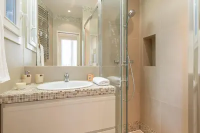 Salle de bains dans l'établissement Elegant Parisian Stay - Steps to Opéra, Lafayette & Dining