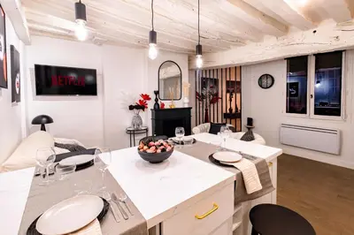 Télévision ou salle de divertissement dans l'établissement Artist apartment Latin Quarter