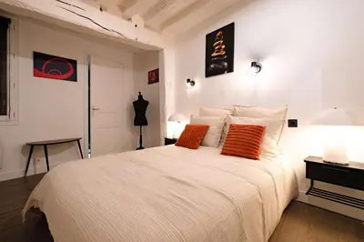 Un ou plusieurs lits dans un hébergement de l'établissement Artist apartment Latin Quarter