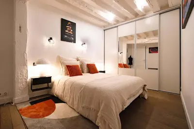 Un ou plusieurs lits dans un hébergement de l'établissement Artist apartment Latin Quarter