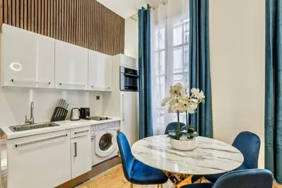 Cuisine ou kitchenette dans l'établissement Prime Location - Orsay - Chic Apartment