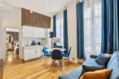 Cuisine ou kitchenette dans l'établissement Prime Location - Orsay - Chic Apartment