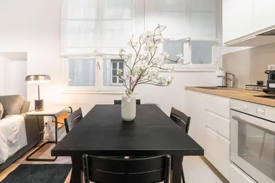 Cuisine ou kitchenette dans l'établissement Charmante Suite - LSP le Marais