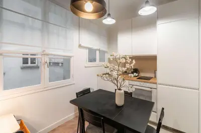 Cuisine ou kitchenette dans l'établissement Charmante Suite - LSP le Marais