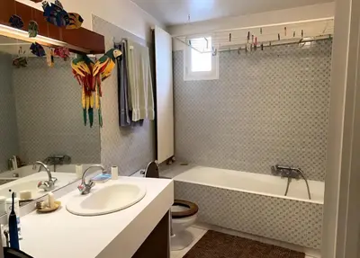 Salle de bains dans l'établissement Charming 3-room bright Canal Saint-Martin