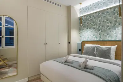Un ou plusieurs lits dans un hébergement de l'établissement Elegant 3-room air-conditioned apartment in the heart of Le Marais