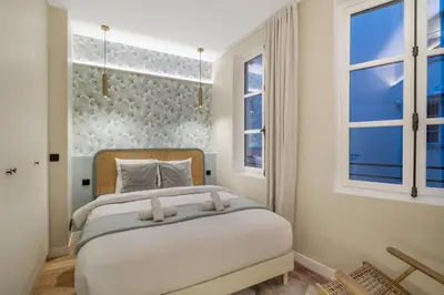 Un ou plusieurs lits dans un hébergement de l'établissement Elegant 3-room air-conditioned apartment in the heart of Le Marais