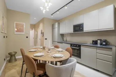 Cuisine ou kitchenette dans l'établissement Elegant 3-room air-conditioned apartment in the heart of Le Marais