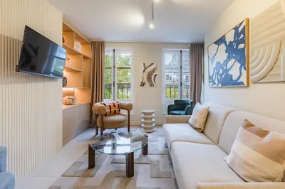 Coin salon dans l'établissement Elegant bright and air-conditioned 2 Bedroom apartment in Bastille